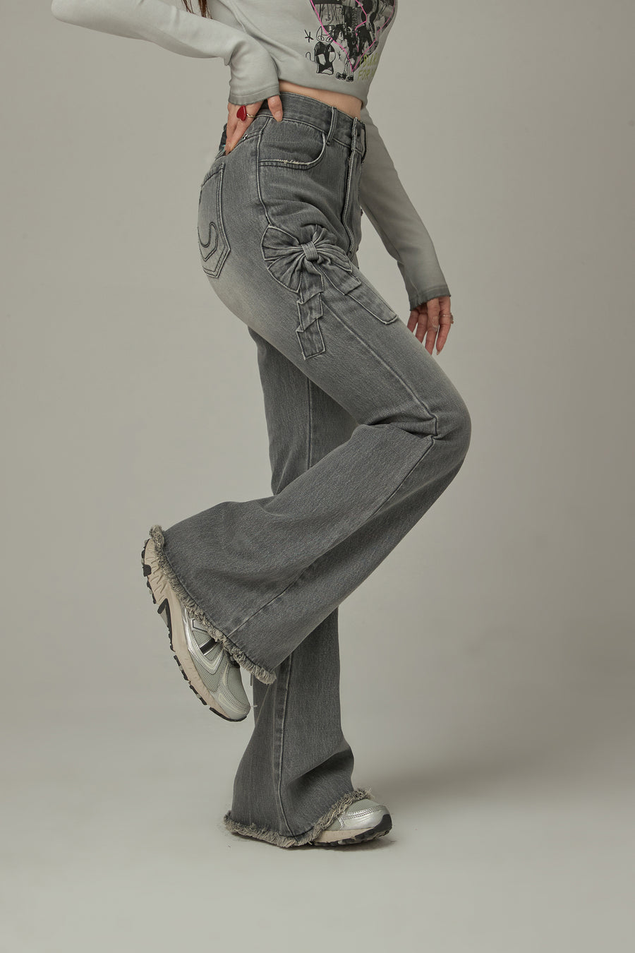 CHUU Bow Design Frayed Hem Bootcut Denim Jeans