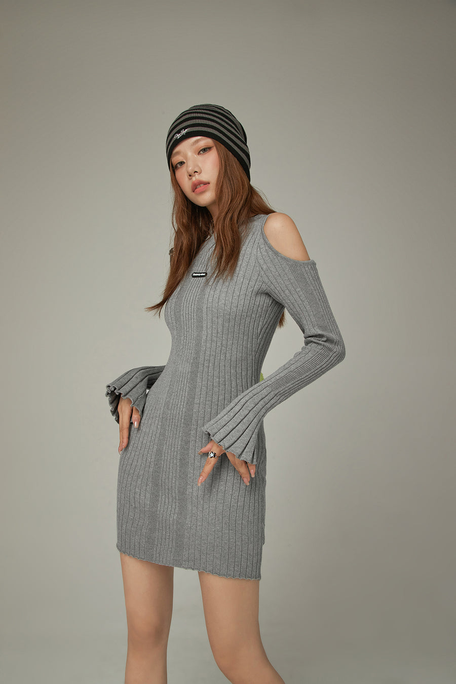 CHUU Off Shoulder Flowly Sleeve Knit Mini Dress